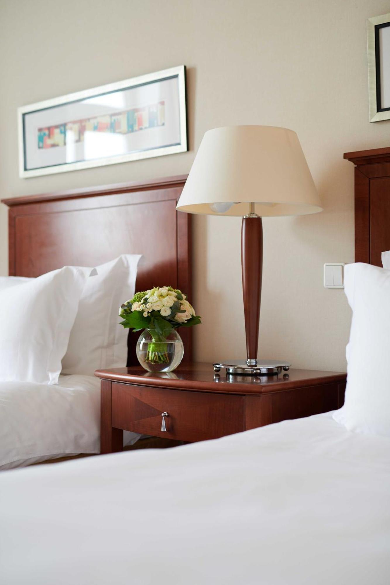 Corinthia Budapest Eksteriør billede A bedside table