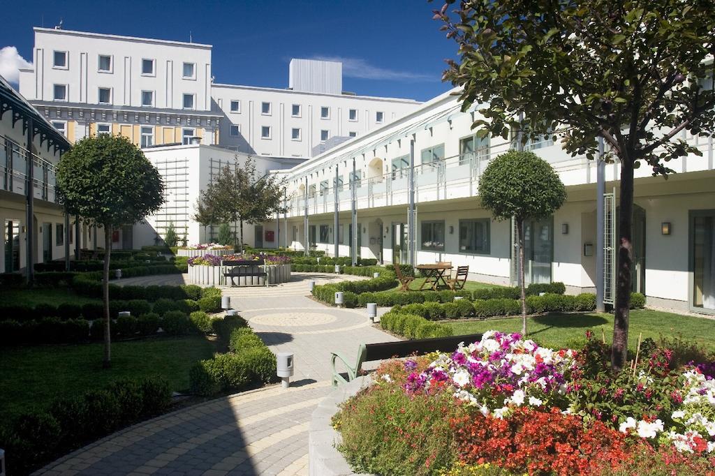 Corinthia Budapest Eksteriør billede The campus of the University of Applied Sciences and Medical University of Southern Tyrol