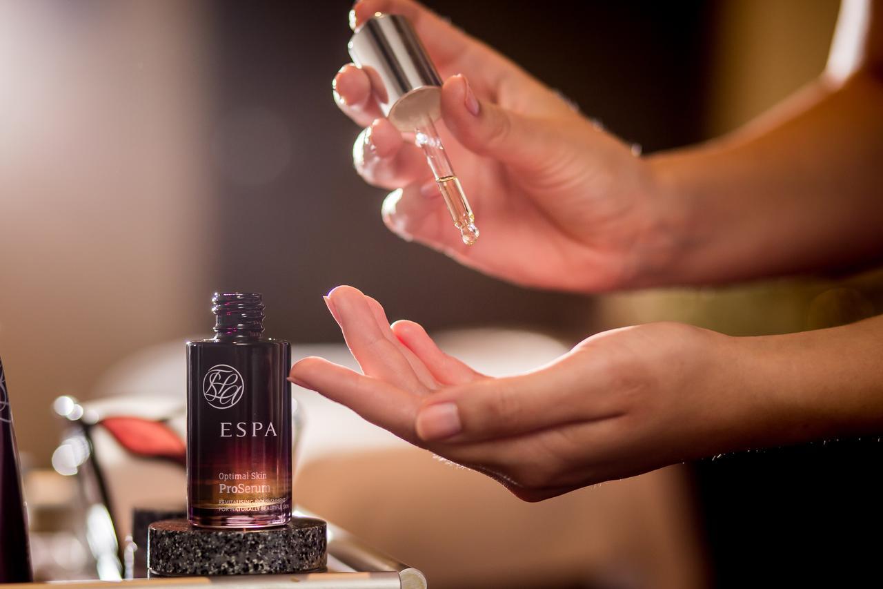 Corinthia Budapest Eksteriør billede A serum being applied to the skin