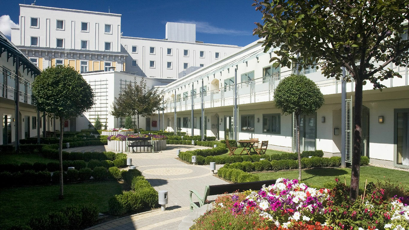 Corinthia Budapest Eksteriør billede The University Hospital of North Staffordshire