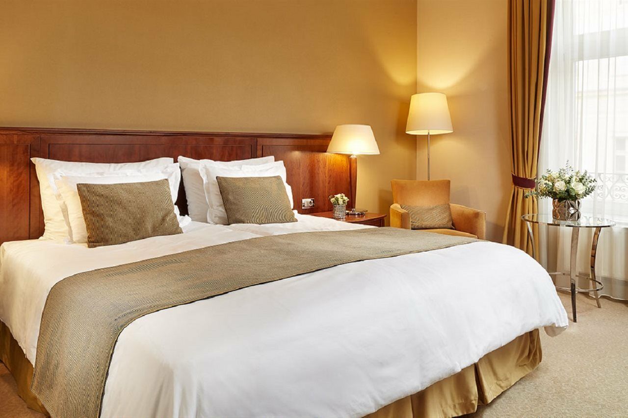 Corinthia Budapest Eksteriør billede A bed runner