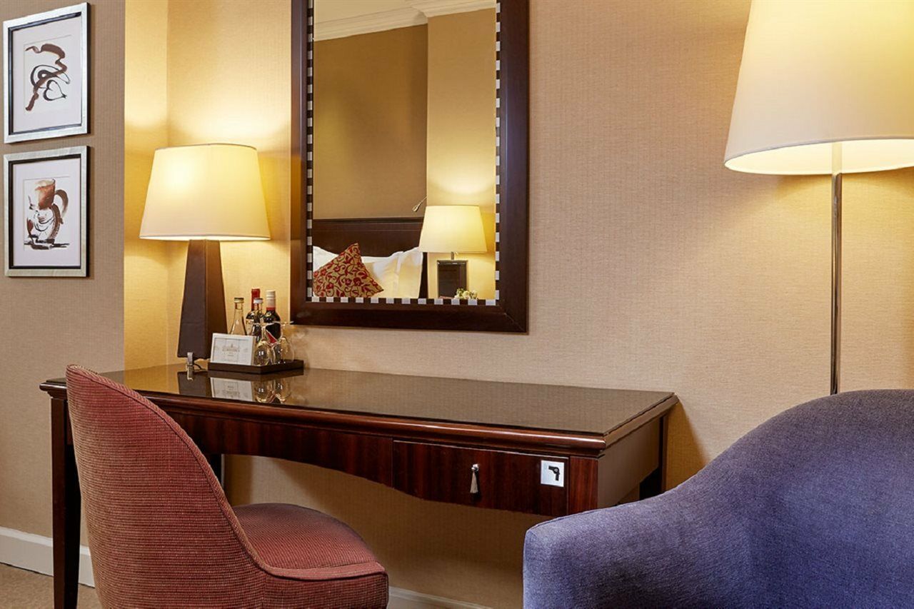 Corinthia Budapest Eksteriør billede A dressing table